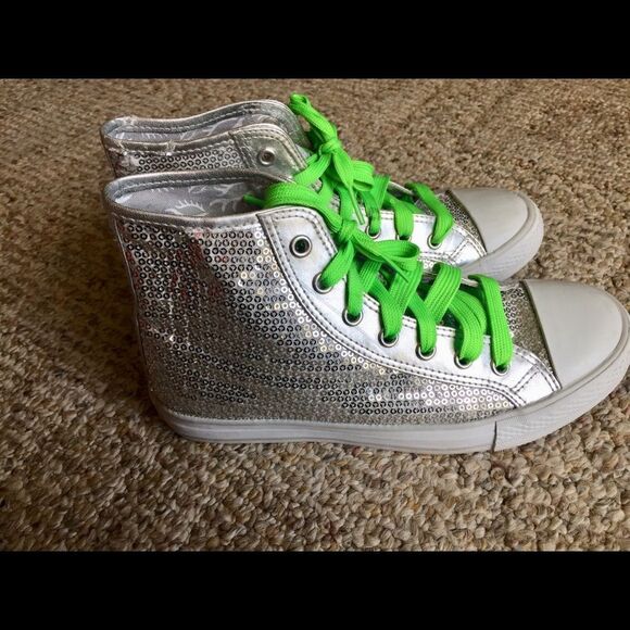 Cute silver sneakers by Getta Flurt size 7 medium - Picture 3 of 5